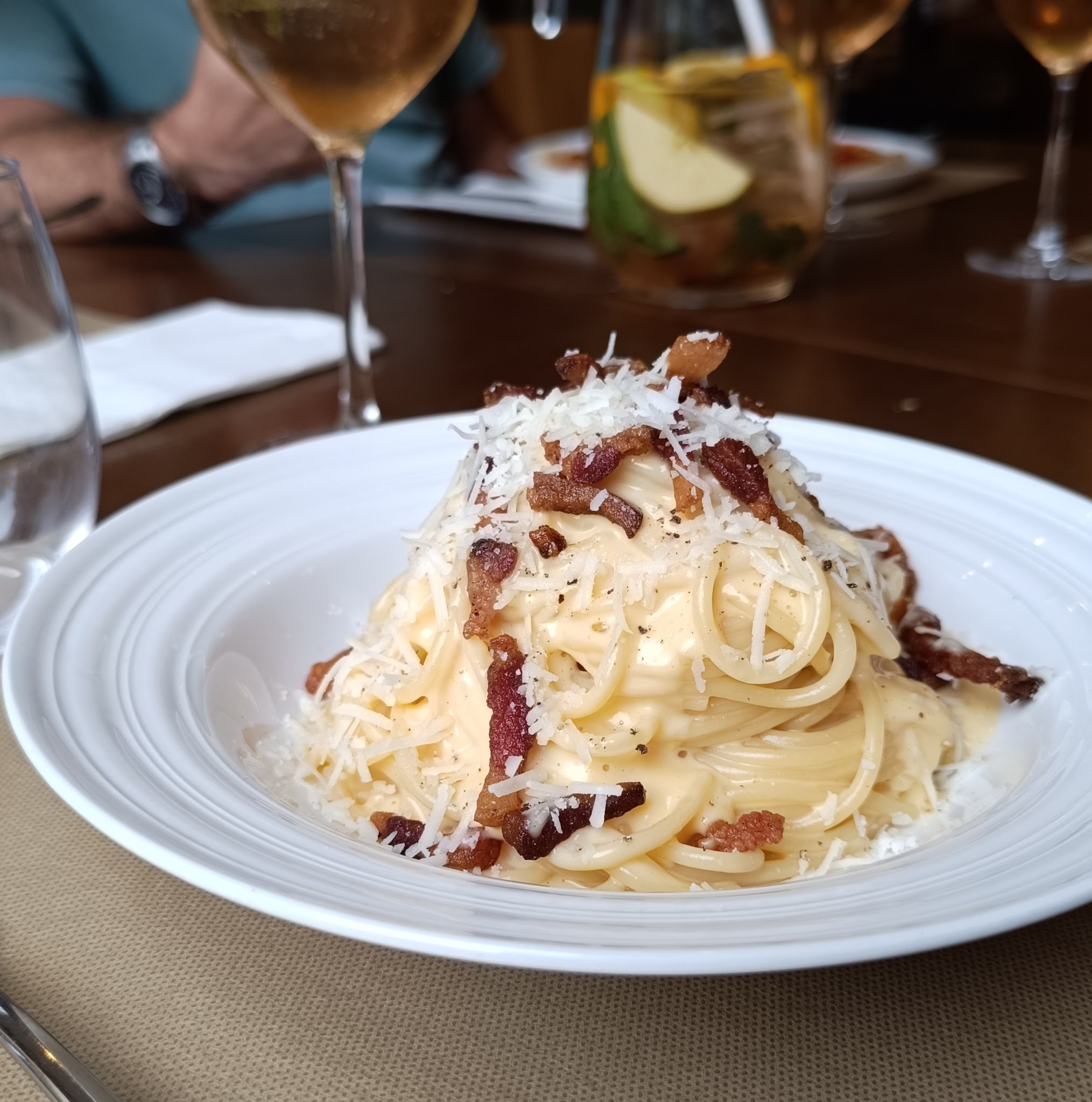 Spaghetti alla carbonara com guanciale e parmesão