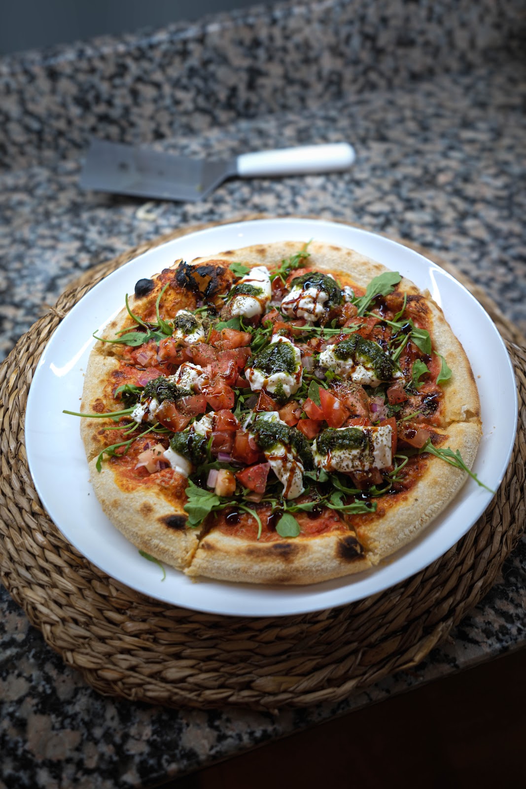 Pizza Benedetto com mozzarella di búfala, rúcula e tomate bruschetta