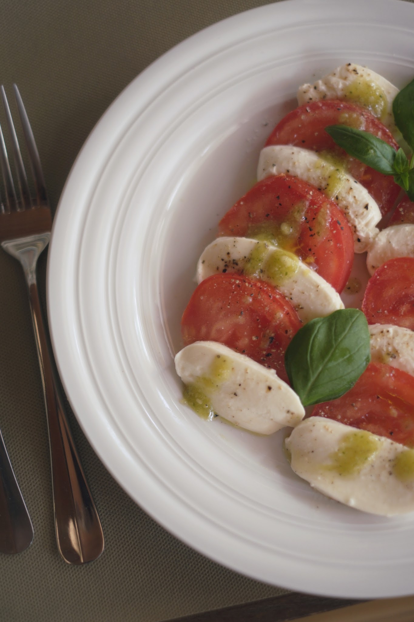 Tomate, mozzarella e manjericão