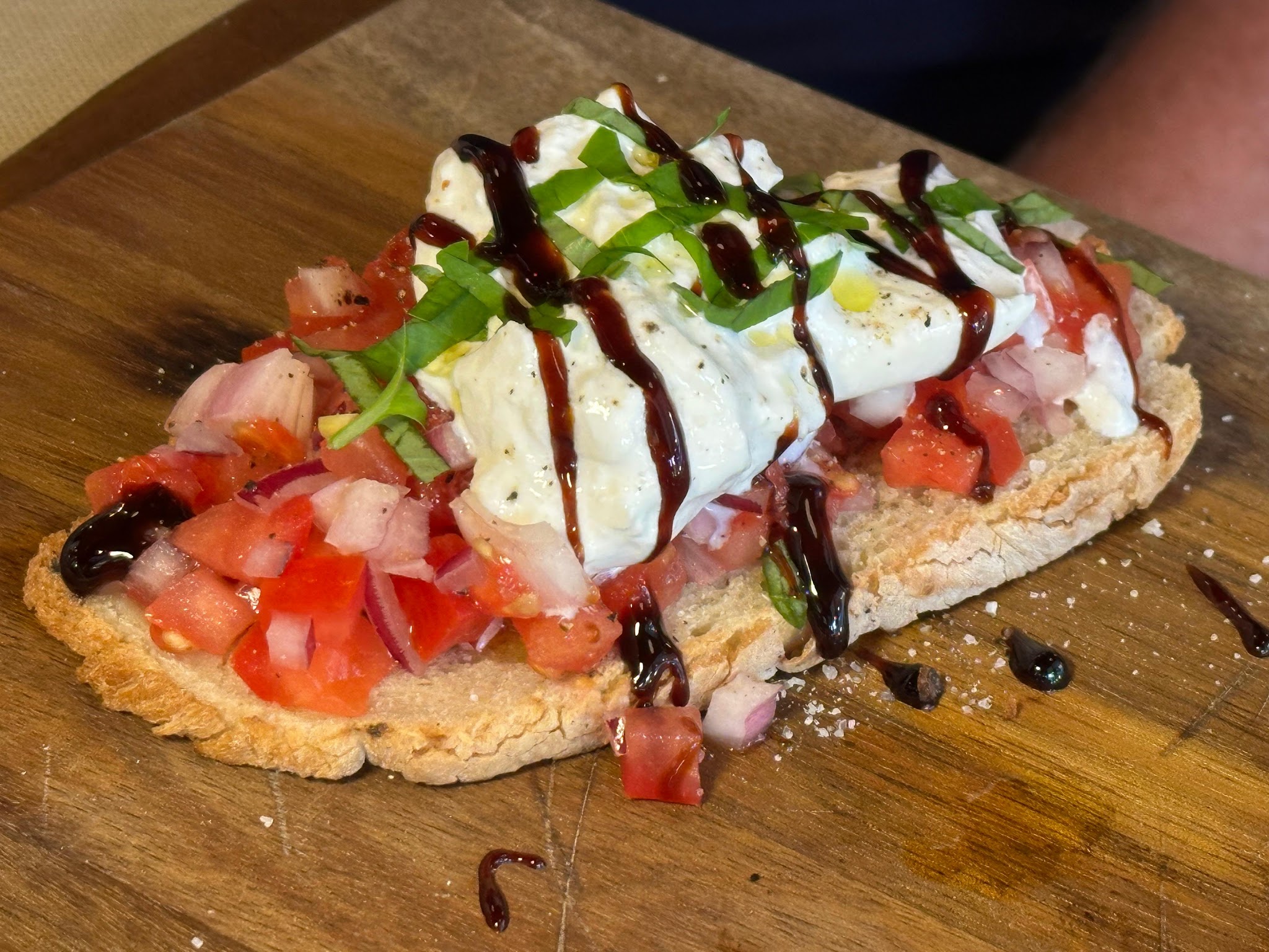 Bruschetta com burrata e tomate