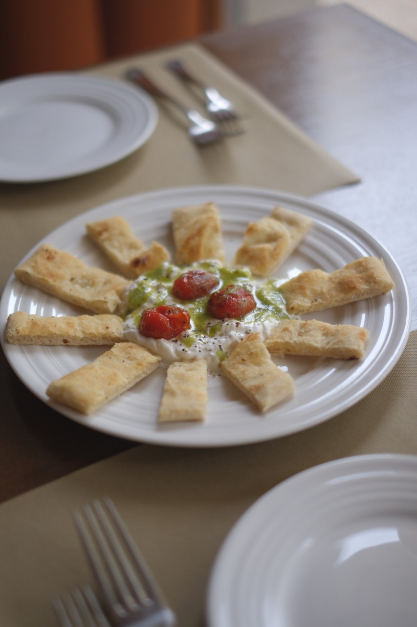 Burrata com tomate e palitos de focaccia
