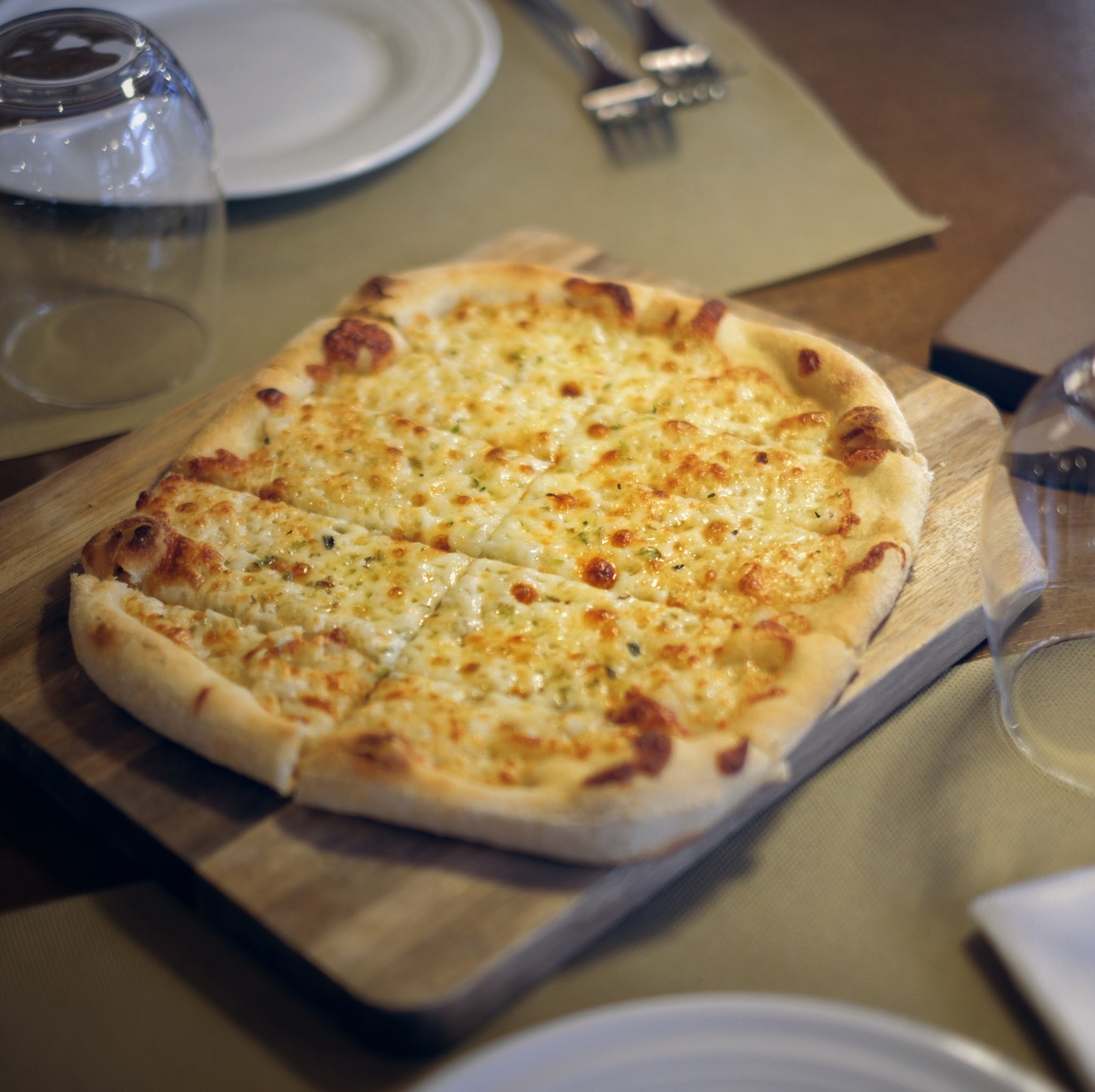 Focaccia all'aglio na tábua de madeira