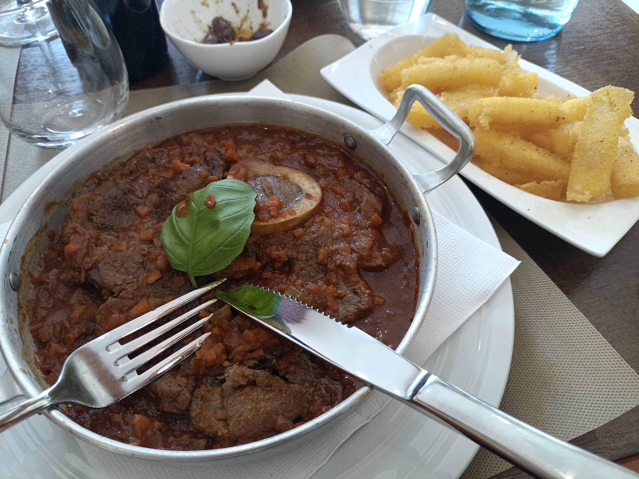 Estufado de carne com polenta fritta