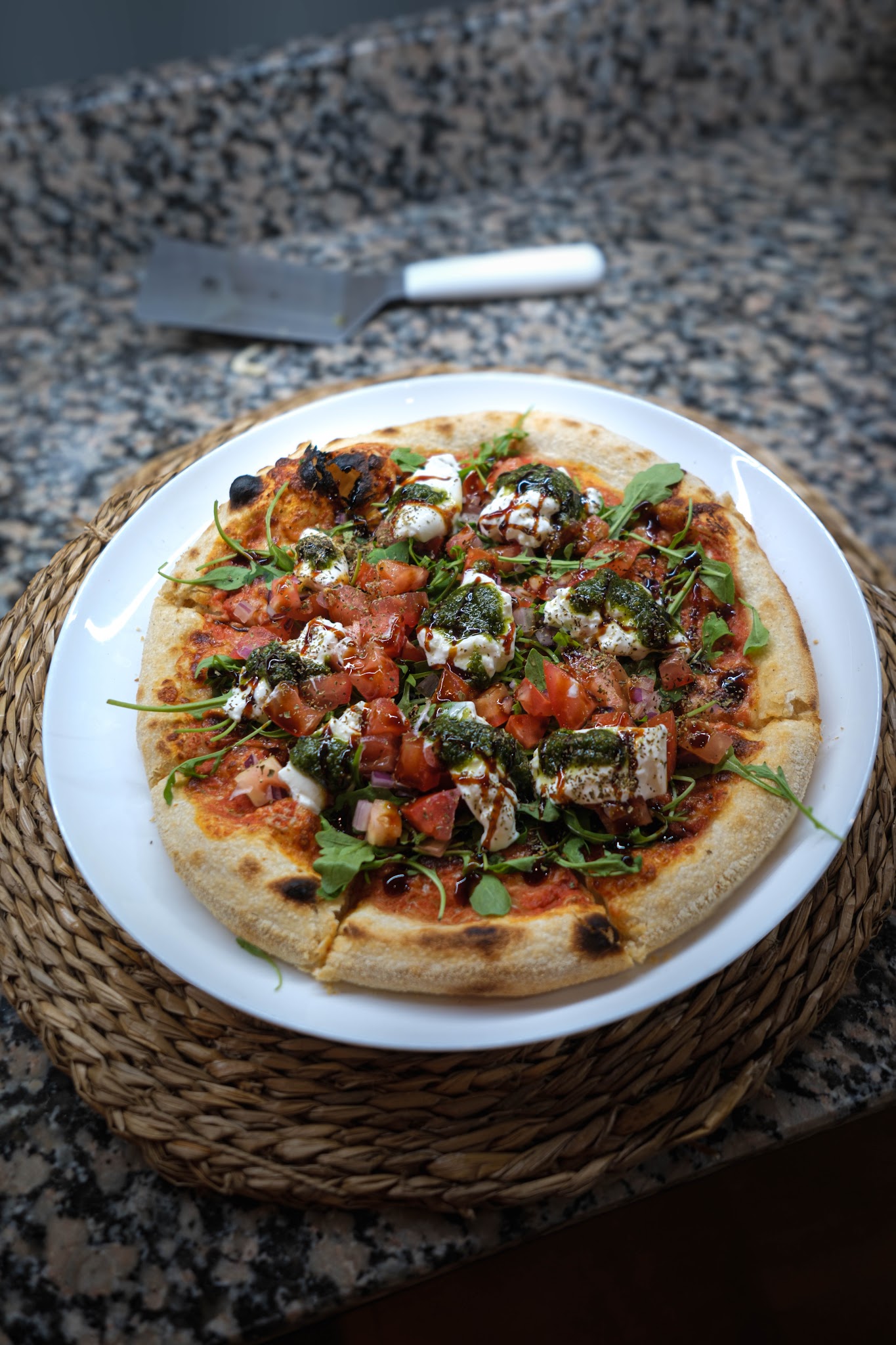 Pizza com tomate, queijo e rúcula