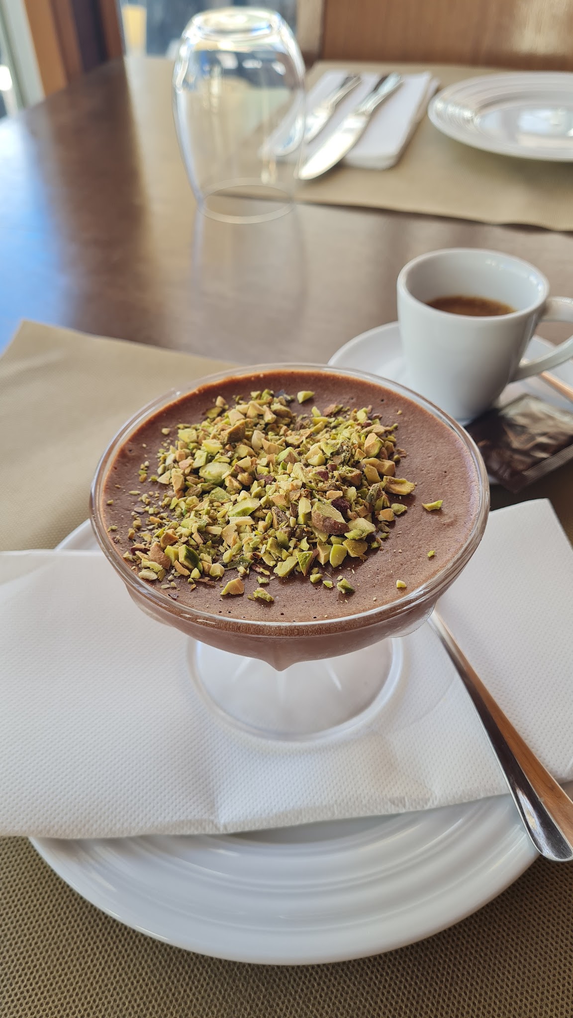 Sobremesa de chocolate com pistácio e espresso